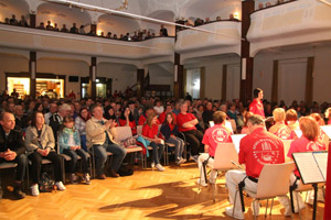Ein Blick ins Publikum im gut gefllten Saal des Sachsenhofes